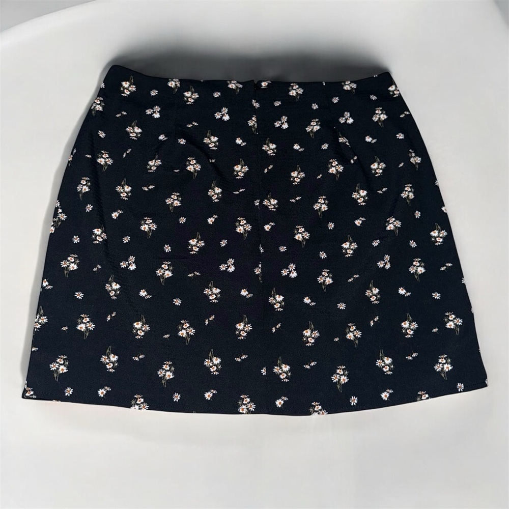 Aeropostale Mini Skirt Black W/ Daisies Chiffon Size Medium Hook and Zip Closure